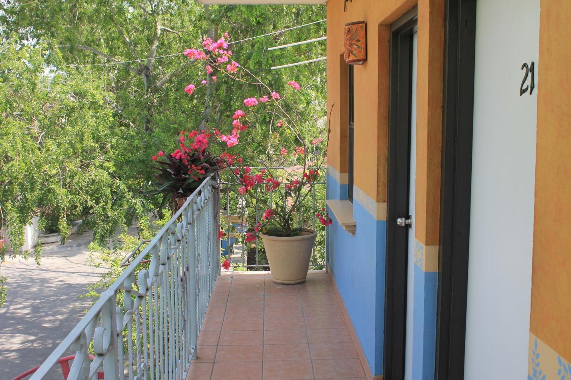 Hotel Hacienda Del Viejo Матаморос Екстериор снимка